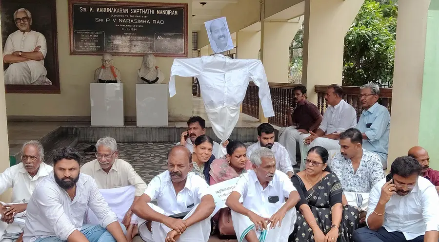 മറ്റത്തൂരിലെ കോൺഗ്രസ്‌ പ്രവർത്തകർ തൃശൂർ കോൺഗ്രസ്‌ ജില്ലാ കമ്മിറ്റി ഓഫീസിനുമുന്നിൽ ജില്ലാ പ്രസിഡന്റ്‌  ജോസഫ്‌ ടാജറ്റിന്റെ കോലവുമായി നടത്തിയ സമരം 