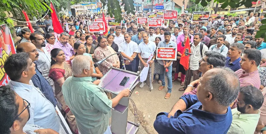 എഫ്എസ്ഇടിഒ നേതൃത്വത്തിൽ കലക്ടറേറ്റിലേക്ക്‌ നടത്തിയ മാർച്ച് എം വി  ജയരാജൻ ഉദ്‌ഘാടനം ചെയ്യുന്നു