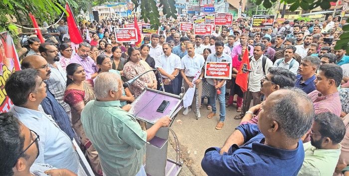 എഫ്എസ്ഇടിഒ നേതൃത്വത്തിൽ കലക്ടറേറ്റിലേക്ക്‌ നടത്തിയ മാർച്ച് എം വി  ജയരാജൻ ഉദ്‌ഘാടനം ചെയ്യുന്നു