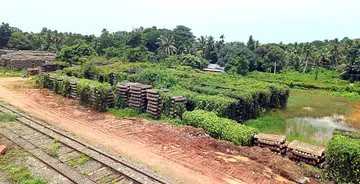 നീലേശ്വരം റെയിൽവേ  സ്റ്റേഷന് പടിഞ്ഞാറ് ഭാഗത്ത് റെയിൽവേ  അധീനതയിലുള്ള ഭൂമി