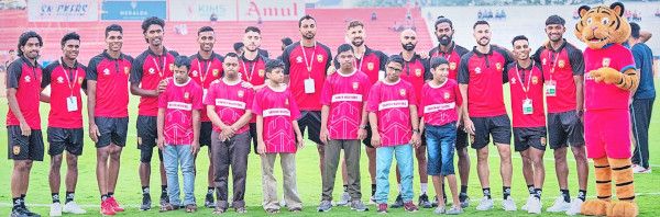 ആശ്രയം സ്‌പെഷ്യല്‍ സ്‌കൂളിലെ കുട്ടികള്‍ കളിക്കാര്‍ക്കൊപ്പം ഗ്രൗണ്ടിൽ ​