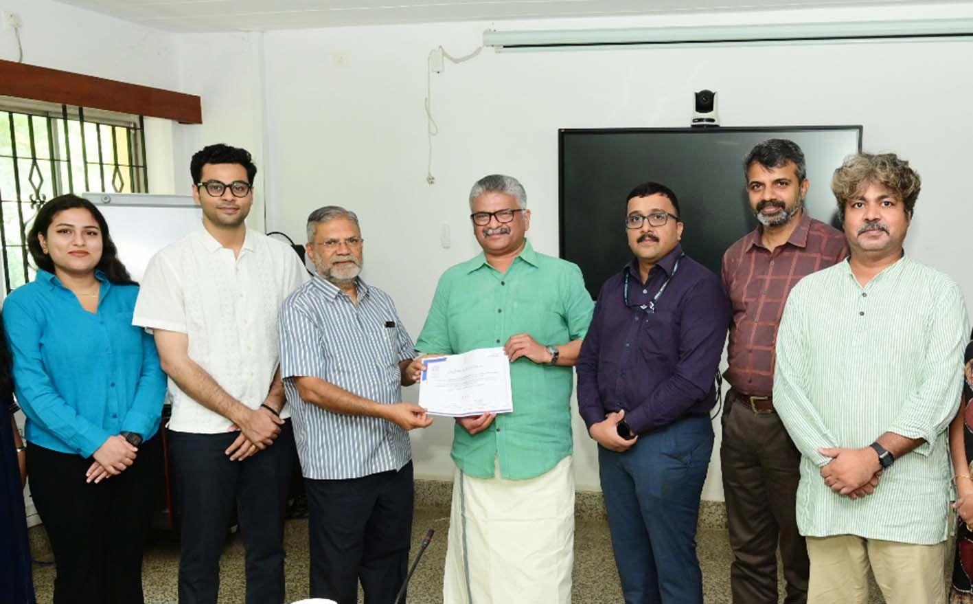 കിലയ്ക്ക്  ലഭിച്ച അക്രഡിറ്റേഷന്‍ സര്‍ട്ടിഫിക്കറ്റ് അക്ഷയ് കുമാറിൽനിന്ന് കില ഡയറക്ടര്‍ ജനറല്‍ നിസാമുദ്ദീന്‍  ഏറ്റുവാങ്ങുന്നു