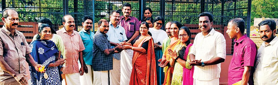 ജൈവമാലിന്യ സംസ്കരണത്തിന് തുമ്പൂർമുഴി മാതൃകയിൽ നൂറനാട് പഞ്ചായത്ത് പൂർത്തീകരിച്ച പദ്ധതി  പ്രസിഡന്റ്‌ സ്വപ-്ന സുരേഷ് ഉദ്ഘാടനംചെയ്യുന്നു