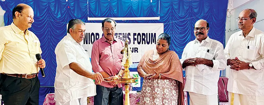 സീനിയർ സിറ്റിസൻസ് ഫോറം ഓണാഘോഷം മന്ത്രി സജി ചെറിയാൻ ഉദ്ഘാടനംചെയ്യുന്നു
