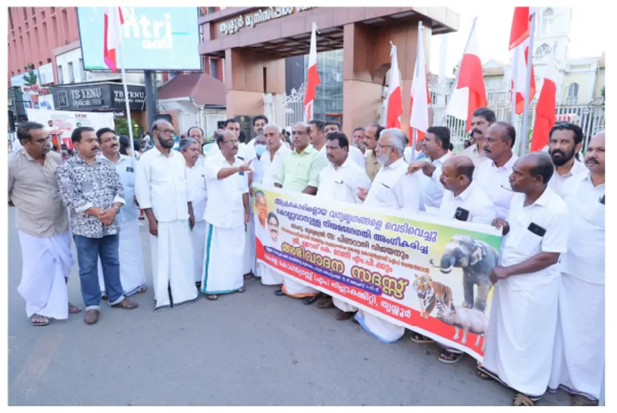 കേരള കോണ്ഗ്രസ് എം ജില്ലാ കമ്മിറ്റിയുടെ നേതൃത്വത്തില് സംഘടിപ്പിച്ച അഭിവാദന സദസ്സ് ജില്ലാ പ്രസിഡന്റ്
ഉണ്ണിക്കൃഷ്ണന് ഈച്ചരത്ത് ഉദ്ഘാടനം ചെയ്യുന്നു