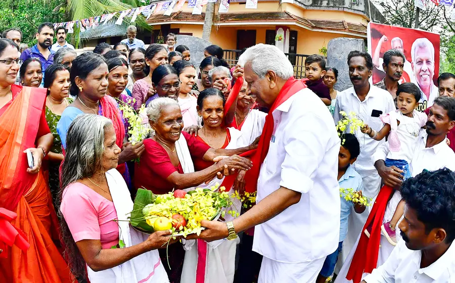 കുന്നംകുളം മണ്ഡലം എൽഡിഎഫ്‌ സ്ഥാനാർഥി  എ സി മൊയ്‌തീന്‌  എരുമപ്പെട്ടി കൊരട്ട്യാൻ കുന്നിൽ നൽകിയ സ്വീകരണത്തിൽ  കുറുപ്പത്ത്‌ വളപ്പിൽ രാധ  വിഷുക്കണിത്തട്ട്‌  സമ്മാനിക്കുന്നു / ഫോട്ടോ: എം എ ശിവപ്രസാദ് 