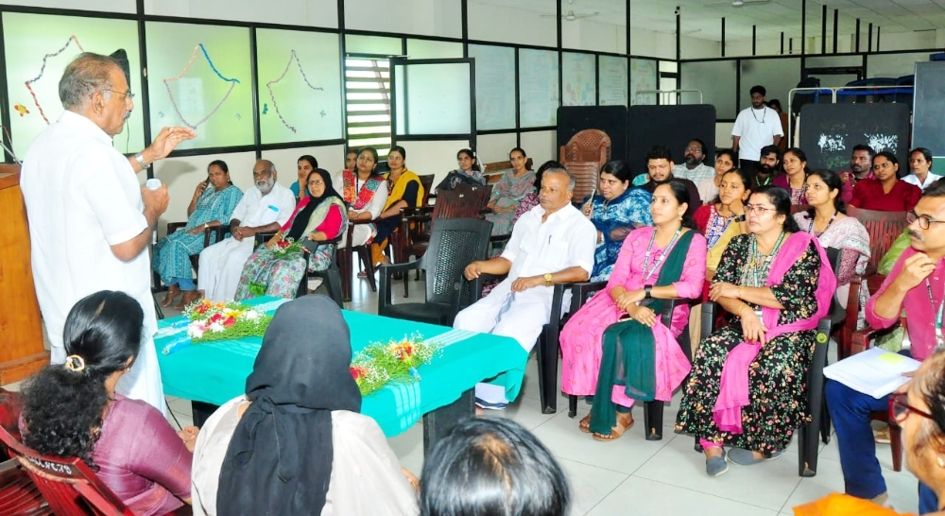 മന്ത്രി എ കെ ശശീന്ദ്രൻ യോഗത്തിൽ സംസാരിക്കുന്നു