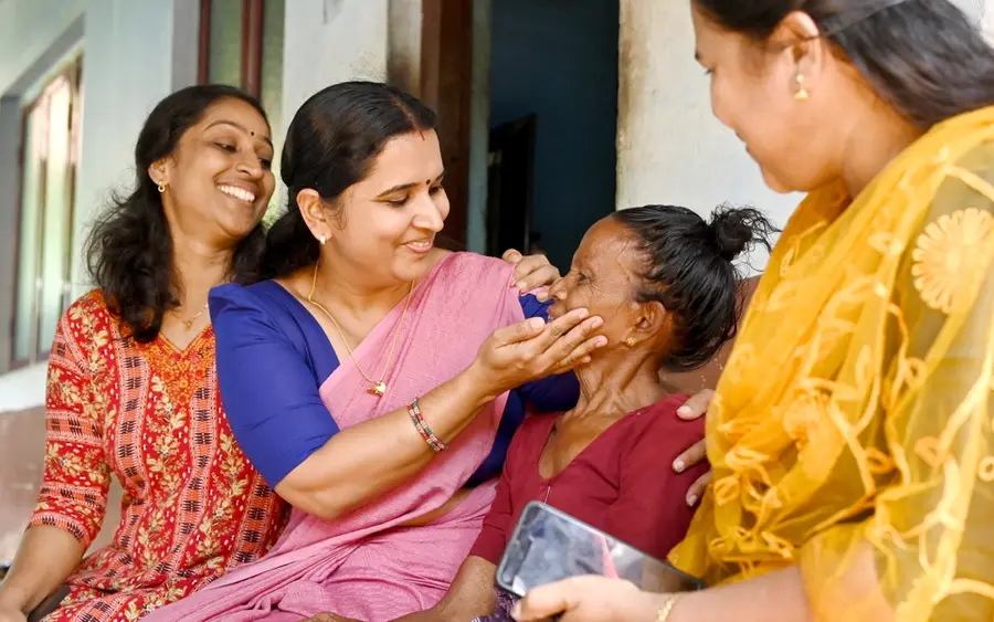 മുതുവല്ലി നാലു സെന്റ് ഉന്നതിയിലെ പാർവതിയോട് സംസാരിക്കുന്ന ജില്ലാ പഞ്ചായത്ത് തെങ്കര ഡിവിഷൻ  എൽഡിഎഫ് സ്ഥാനാർഥി പ്രിയ 