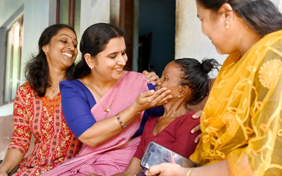 മുതുവല്ലി നാലു സെന്റ് ഉന്നതിയിലെ പാർവതിയോട് സംസാരിക്കുന്ന ജില്ലാ പഞ്ചായത്ത് തെങ്കര ഡിവിഷൻ  എൽഡിഎഫ് സ്ഥാനാർഥി പ്രിയ 