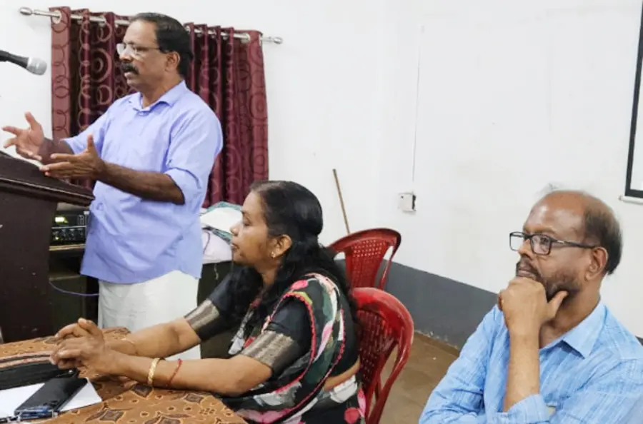 ചാന്ദ്രദിന സംഗമം ആകാശത്തിനുമപ്പുറം കെ വിജയൻ ഉദ്ഘാടനം ചെയ്യുന്നു