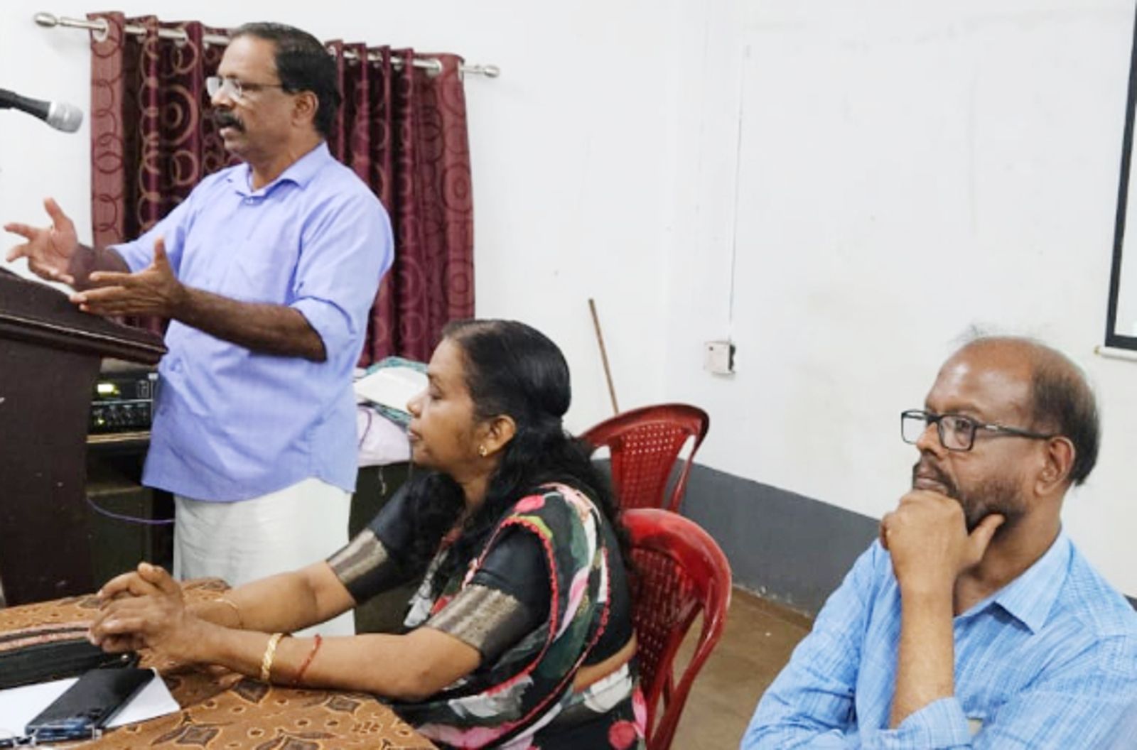 ചാന്ദ്രദിന സംഗമം ആകാശത്തിനുമപ്പുറം കെ വിജയൻ ഉദ്ഘാടനം ചെയ്യുന്നു