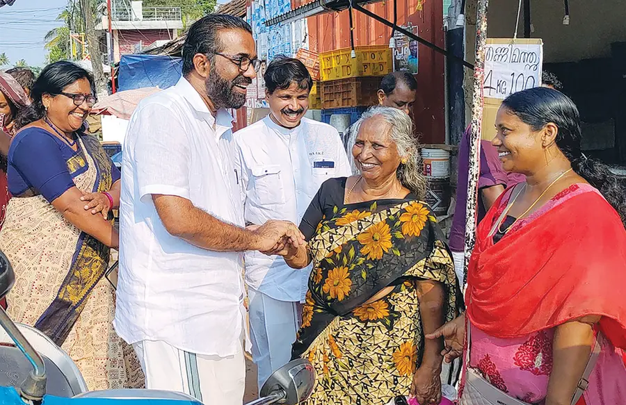 അമ്പലപ്പുഴ മണ്ഡലം എൽഡിഎഫ് സ്ഥാനാർഥി എച്ച്‌ സലാം ആലപ്പുഴ പുലയൻവഴിയിൽ വോട്ടഭ്യർഥിക്കുന്നു