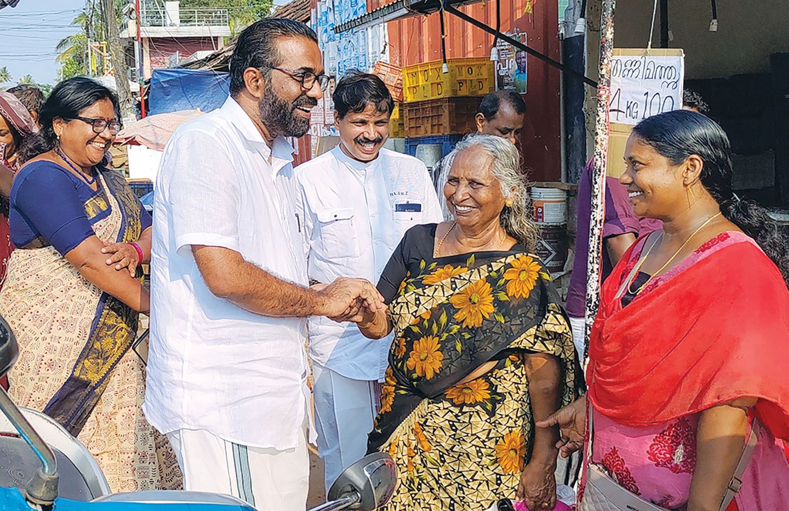 അമ്പലപ്പുഴ മണ്ഡലം എൽഡിഎഫ് സ്ഥാനാർഥി എച്ച്‌ സലാം ആലപ്പുഴ പുലയൻവഴിയിൽ വോട്ടഭ്യർഥിക്കുന്നു
