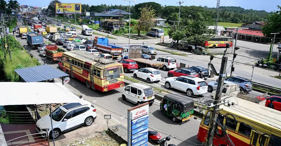 ചൊവ്വാഴ്ച ആമ്പല്ലൂർ ദേശീയപാതയിലുണ്ടായ ഗതാഗതക്കുരുക്ക് 