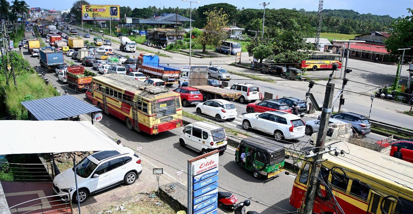 ചൊവ്വാഴ്ച ആമ്പല്ലൂർ ദേശീയപാതയിലുണ്ടായ ഗതാഗതക്കുരുക്ക് 