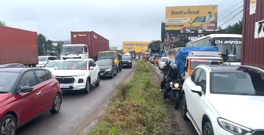 ആമ്പല്ലൂരിലെ ഗതാഗതക്കുരുക്ക് 