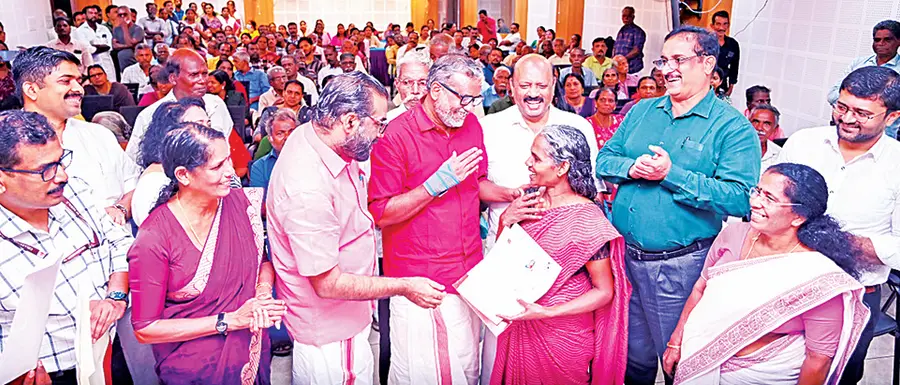 ജില്ലാതല പട്ടയമേളയിൽ തണ്ണീർമുക്കം തെക്ക് ഹരിജൻ കോളനി കാട്ടുകടയിൽ രമാദേവിക്ക് കൃഷി മന്ത്രി പി പ്രസാദ് പട്ടയം നൽകിയപ്പോൾ