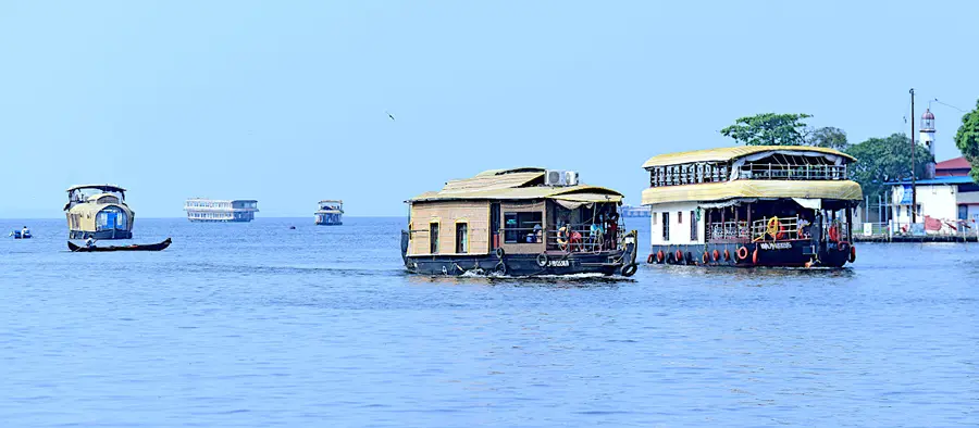 പുന്നമടയിലൂടെ പുരവഞ്ചിയിൽ പോകുന്ന സഞ്ചാരികൾ