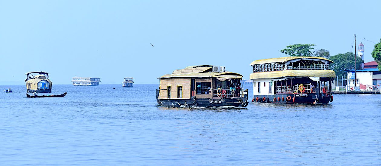 പുന്നമടയിലൂടെ പുരവഞ്ചിയിൽ പോകുന്ന സഞ്ചാരികൾ