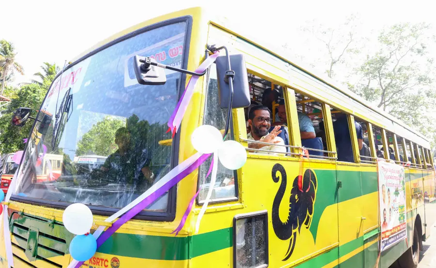 വിവാഹത്തിനും വിനോദയാത്രക്കും ലിവറി ബസ് 