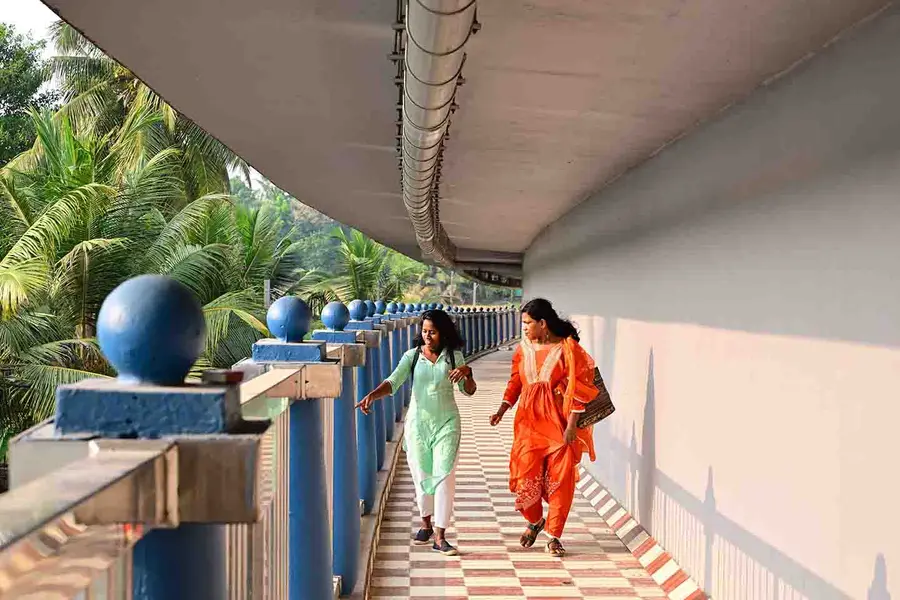 പടഹാരം പാലത്തിന്റെ നടപ്പാതയിലൂടെ വരുന്നവർ 