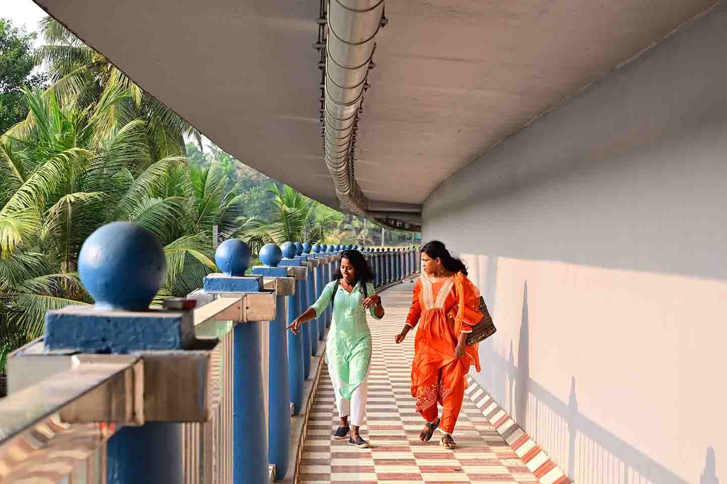 പടഹാരം പാലത്തിന്റെ നടപ്പാതയിലൂടെ വരുന്നവർ 