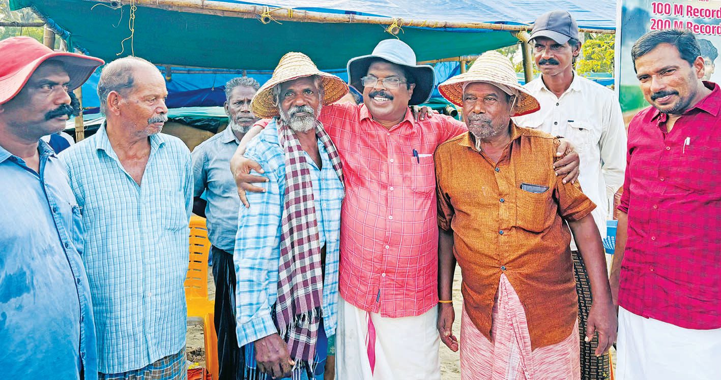  വോട്ടഭ്യർഥിക്കാൻ ചെത്തിയിലെത്തിയ ആലപ്പുഴ മണ്ഡലം എൽഡിഎഫ് സ്ഥാനാർഥി പി പി ചിത്തരഞ്ജൻ  മത്സ്യത്തൊഴിലാളികളോടൊപ്പം 