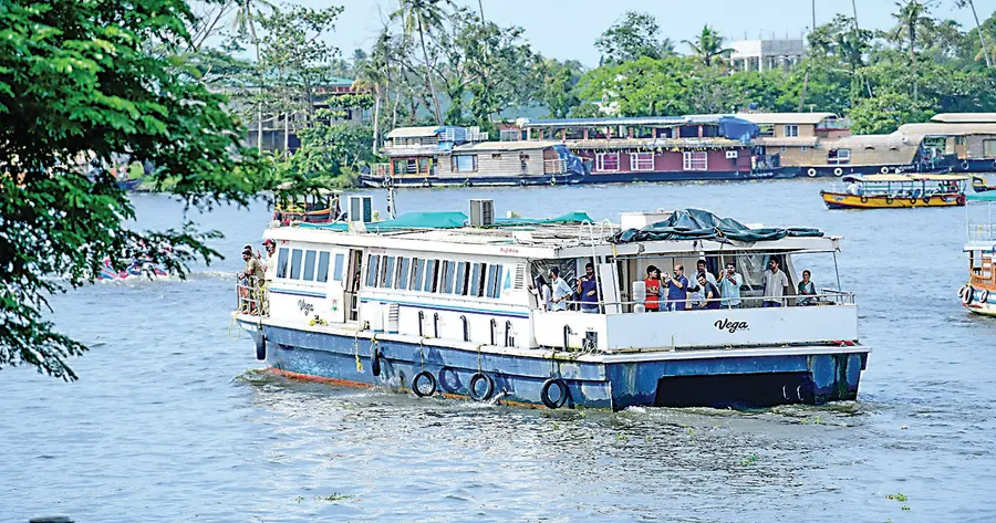ആലപ്പുഴയുടെ ഓളപ്പരപ്പിലേക്ക് മാറ്റങ്ങളുടെ കാറ്റുവീശിയ 10 വർഷമാണ് കടന്നുപോകുന്നത്. ജലഗതാഗതമെന്ന ചുമതലയ്ക്കൊപ്പം മാറ്റങ്ങളെ കൂട്ടുപിടിച്ച് വിനോദസഞ്ചാരിന്റെ പുതിയ മേഖല ലോകത്തിന് മുന്നിൽ തുറക്കുകയാണ് സംസ്ഥാന ജലഗതാഗതവകുപ്പ്.