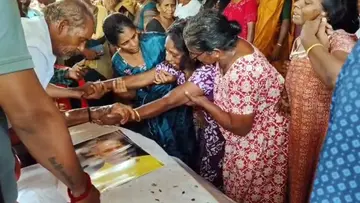 സുരേഷിന്  അന്ത്യാഞ്‌ജലി അർപ്പിക്കുന്ന കുടുംബം