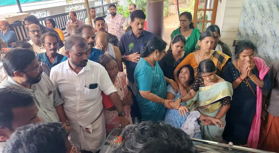 വിഷ്ണു വിനോദിന്‌ അന്ത്യാഞ്‌ജലി അർപ്പിക്കാനെത്തിയ മന്ത്രി ആർ ബിന്ദു  അമ്മ കാന്തിമതിയെ ആശ്വസിപ്പിക്കുന്നു 