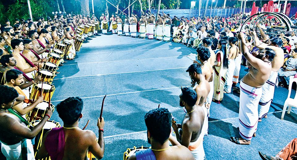 പെരുമ്പളം പാലം ഉദ്ഘാടനത്തിന് മുന്നോടിയായി പാലം ഗ്രൗണ്ടിലെ വേദിയിൽ വ്യാഴാഴ്ച രാത്രി അവതരിപ്പിച്ച  പാണ്ടിമേളം