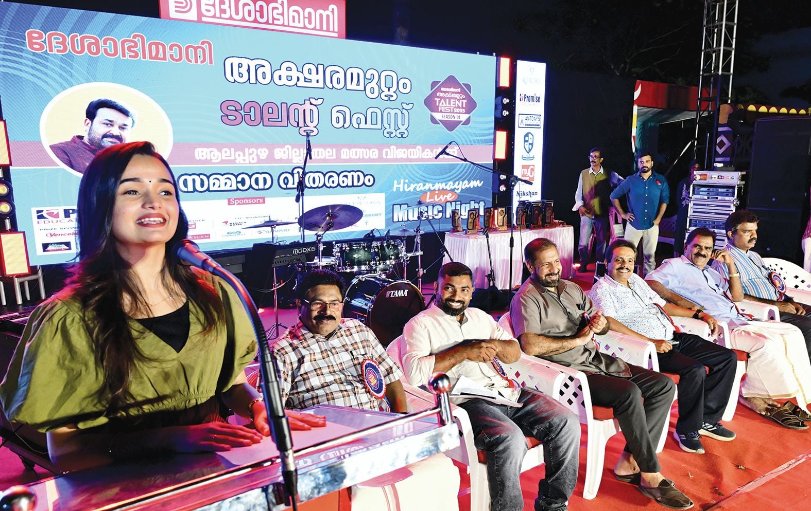 ദേശാഭിമാനി അക്ഷരമുറ്റം ടാലന്റ് ഫെസ്റ്റ് ജില്ലാ വിജയികൾക്കുള്ള സമ്മാനദാന ചടങ്ങിൽ ചലച്ചിത്ര താരം മീനാക്ഷി സംസാരിക്കുന്നു