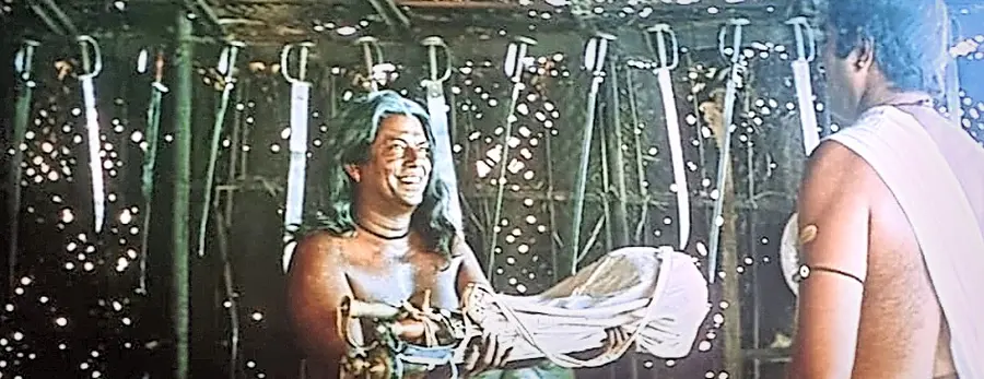 എ പി ഉമ്മർ ഒരു വടക്കൻ വീരഗാഥ എന്ന സിനിമയിൽ മമ്മൂട്ടിയോടൊപ്പം