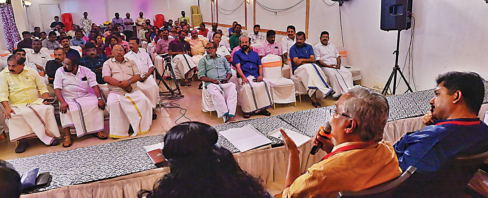 വികസന മുന്നേറ്റ ജാഥയുടെ ഭാഗമായി തെരഞ്ഞെടുക്കപ്പെട്ട പ്രതിനിധികളുമായി നടത്തിയ മുഖാമുഖം പരിപാടിയിൽ ജാഥ ക്യാപ്റ്റൻ  ബിനോയ് വിശ്വം സംസാരിക്കുന്നു 