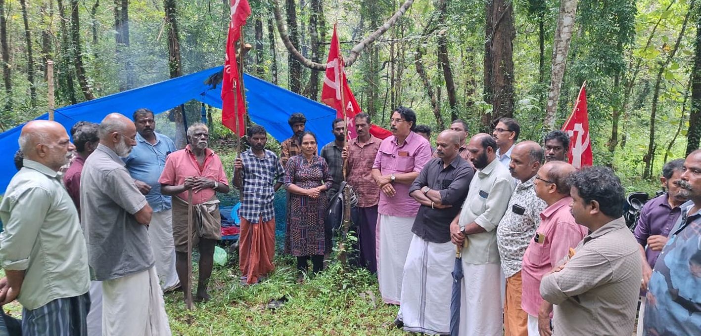 സർക്കാർ അനുവദിച്ച ഭൂമിയിൽ കുടിൽ കെട്ടുന്നതിന് ഐക്യദാർഢ്യം പ്രഖ്യാപിച്ച് ചേർന്ന യോഗം സിപിഐ എം ഏരിയ സെക്രട്ടറി കെ എസ് അശോകൻ ഉദ്ഘാടനം ചെയ്യുന്നു