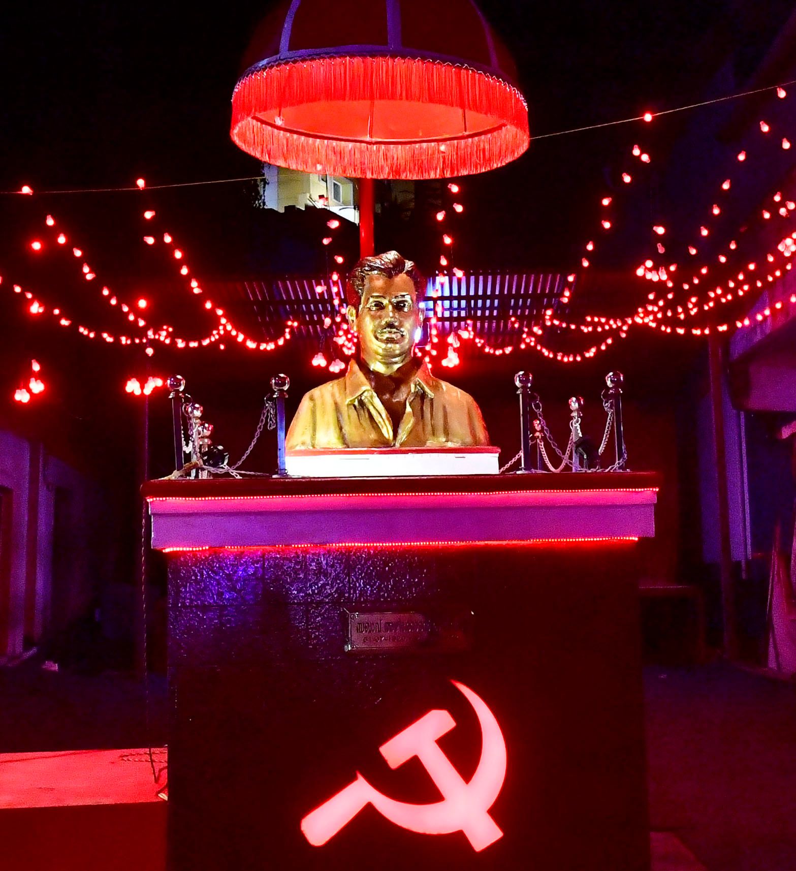 അഴീക്കോടൻ ദിനാചരണത്തിന്റെ ഭാഗമായി ചെട്ടിയങ്ങാടി തെരുവിൽ  അഴീക്കോടൻ കുത്തേറ്റു മരിച്ച സ്ഥലത്തെ രക്തസാക്ഷി മണ്ഡപം  ദീപാലംകൃതമാക്കിയപ്പോൾ 