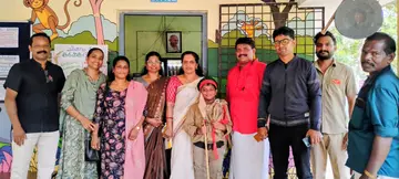 ചേർത്തല ഗവ. ടൗൺ എൽപി സ്കൂളിൽ തപാൽദിനാചരണത്തോടനുബന്ധിച്ച് അഞ്ചലോട്ടക്കാരനായി വേഷമിട്ട അഭിജിത്തിനെ തപാൽ ഉദ്യോഗസ്ഥർ അനുമോദിച്ചപ്പോൾ