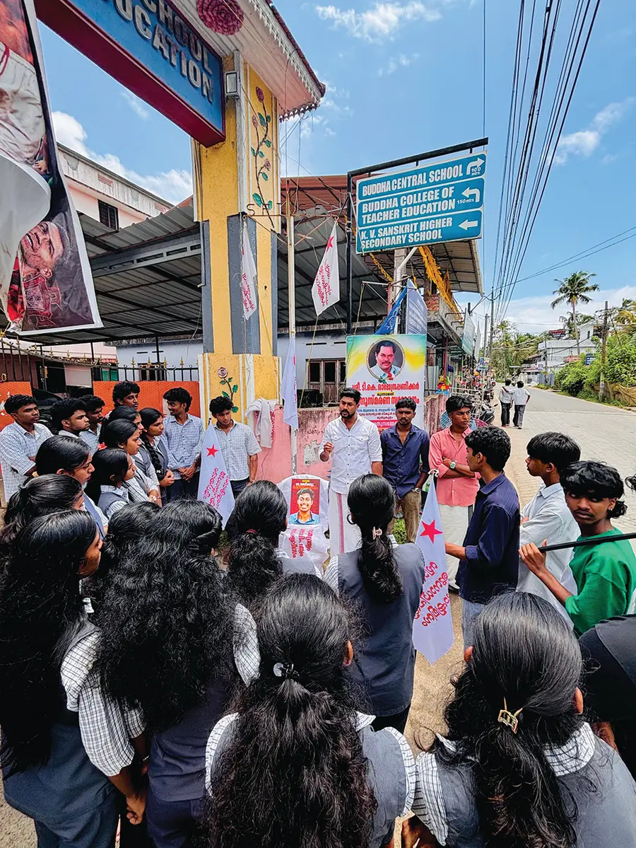 എസ്എഫ്ഐ കാർത്തികപ്പള്ളി ഏരിയ കമ്മിറ്റി മുതുകുളത്ത് സംഘടിപ്പിച്ച അഭിമന്യു
രക്തസാക്ഷി ദിനാചരണം ജില്ലാ സെക്രട്ടറിയറ്റംഗം എസ് ആഷിക് ഉദ്ഘാടനംചെയ്യുന്നു