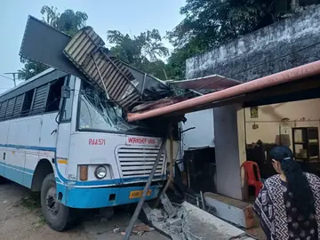 എം സി റോഡിൽ മുണ്ടൻകാവ് ജങ്ഷനിൽ കടയിലേക്ക് ഇടിച്ചു കയറിയ കെഎസ്ആർടിസി വർക്ക് ഷോപ്പ് വാൻ