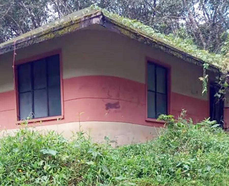 കൊറത്തികുടി ഉന്നതിയിലെ കാട് കയറി നശിച്ച വാലായ്മ പുര