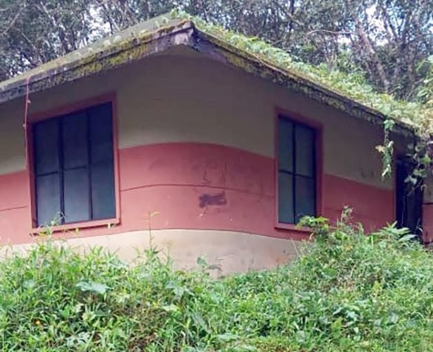 കൊറത്തികുടി ഉന്നതിയിലെ കാട് കയറി നശിച്ച വാലായ്മ പുര