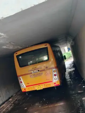 മങ്ങാട് അപ്പൂപ്പൻ കാവിനു സമീപമുള്ള അടിപ്പാതയിൽ
ബസ് കുടുങ്ങിയ നിലയിൽ