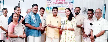 ആശ്രമം വാർഡ് പ്രതിഭാ സംഗമത്തിൽ ഉന്നത വിജയം നേടിയ വിദ്യാർഥികൾക്ക് മുൻ എഎൽഎ പി പി ചിത്തരഞ്ജൻ  വിദ്യാഭ്യാസ അവാർഡ് വിതരണംചെയ്യുന്നു
