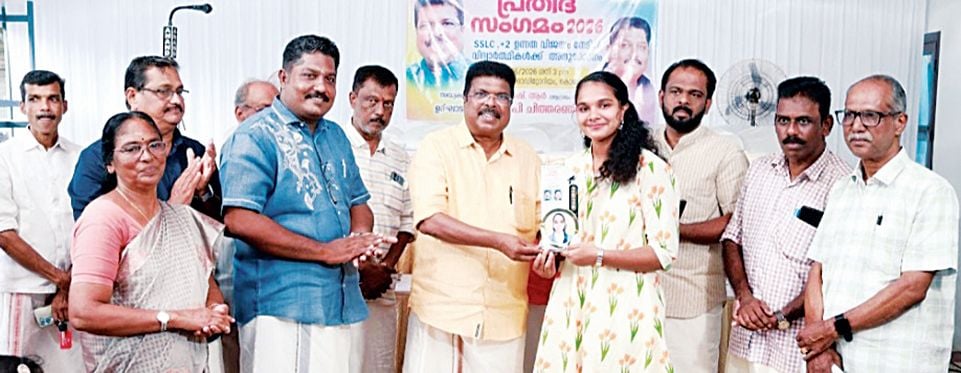 ആശ്രമം വാർഡ് പ്രതിഭാ സംഗമത്തിൽ ഉന്നത വിജയം നേടിയ വിദ്യാർഥികൾക്ക് മുൻ എഎൽഎ പി പി ചിത്തരഞ്ജൻ  വിദ്യാഭ്യാസ അവാർഡ് വിതരണംചെയ്യുന്നു