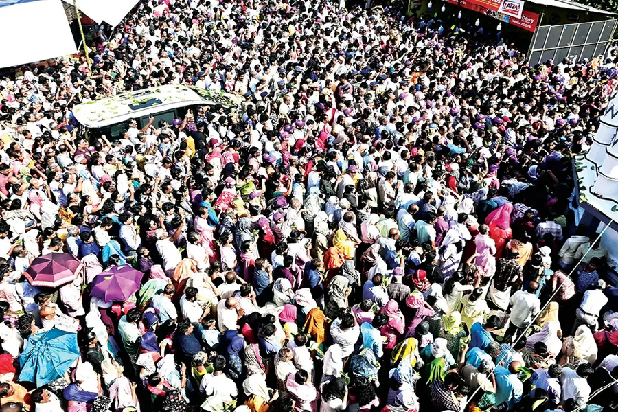 കൊടിയേറ്റിന് പങ്കെടുത്തവർ