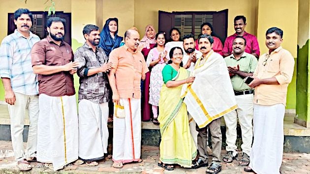 സംസ്ഥാന അധ്യാപക അവാർഡ് ജേതാവ്‌ കെ ഉല്ലാസിനെ  ജില്ലാ പഞ്ചായത്ത്‌ പ്രസിഡന്റ്‌ കെ ജി രാജേശ്വരി ആദരിക്കുന്നു