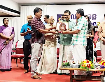 മികച്ച സേവനം ലഭ്യമാക്കിയതിന് സംസ്ഥാന തലത്തിൽ മൂന്നാം സ്ഥാനവും ജില്ലയിൽ ഒന്നാം സ്ഥാനവും തുടർച്ചയായ രണ്ടു വർഷവും കരസ്ഥമാക്കിയതിനുള്ള അവാർഡ് അമ്പപ്പുഴ വടക്ക് പഞ്ചായത്ത് പ്രസിഡൻ്റ് മന്ത്രി എം ബി രാജേഷിൽ നിന്നും ഏറ്റുവാങ്ങുന്നു 