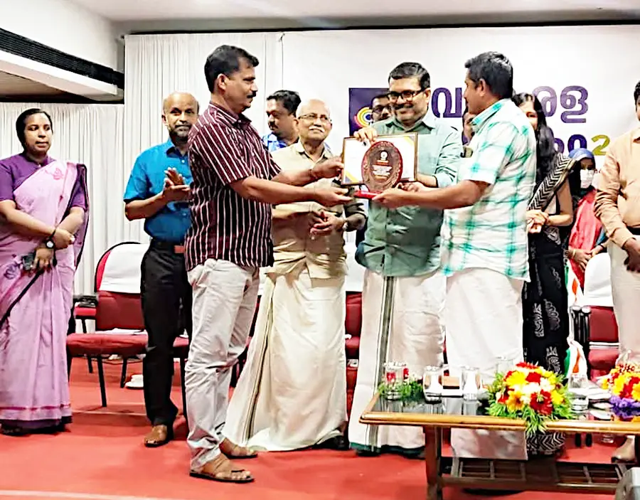 മികച്ച സേവനം ലഭ്യമാക്കിയതിന് സംസ്ഥാന തലത്തിൽ മൂന്നാം സ്ഥാനവും ജില്ലയിൽ ഒന്നാം സ്ഥാനവും തുടർച്ചയായ രണ്ടു വർഷവും കരസ്ഥമാക്കിയതിനുള്ള അവാർഡ് അമ്പപ്പുഴ വടക്ക് പഞ്ചായത്ത് പ്രസിഡൻ്റ് മന്ത്രി എം ബി രാജേഷിൽ നിന്നും ഏറ്റുവാങ്ങുന്നു 