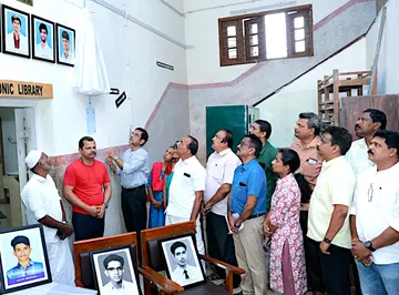 അപകടത്തിൽ മരിച്ച വണ്ടാനം ഗവ. ടി ഡി മെഡിക്കൽ കോളേജിലെ വിദ്യാർഥികളുടെ ചിത്രങ്ങൾ ബി പത്മകുമാർ അനാഛാദനംചെയ്യുന്നു