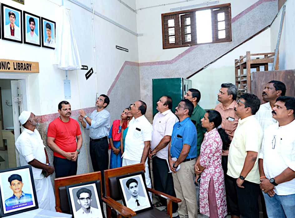 അപകടത്തിൽ മരിച്ച വണ്ടാനം ഗവ. ടി ഡി മെഡിക്കൽ കോളേജിലെ വിദ്യാർഥികളുടെ ചിത്രങ്ങൾ ബി പത്മകുമാർ അനാഛാദനംചെയ്യുന്നു